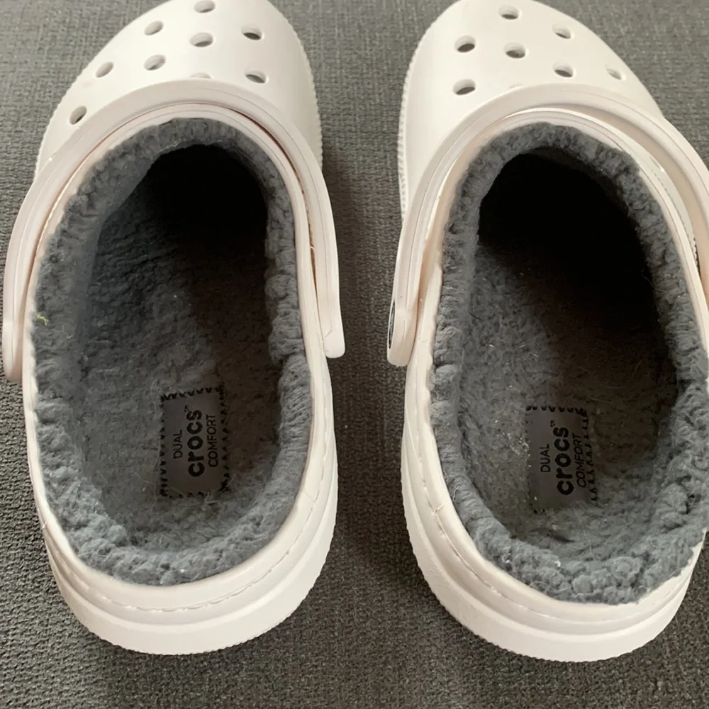 White crocs with gray fur inside Size M 6 W 8 - Picture 2 of 3